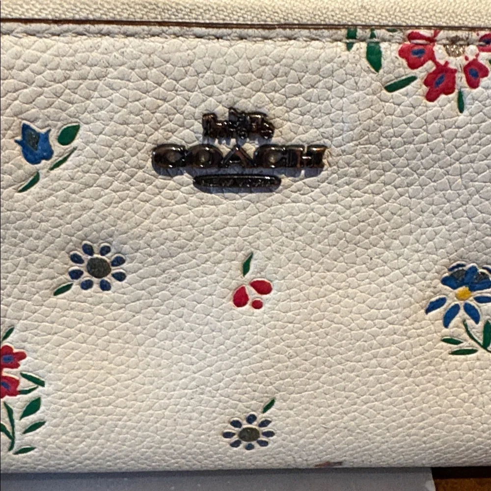 Coach Floral Wallet White/Pink blue green blooms/Silvertone Hw pebble LeatherEUC